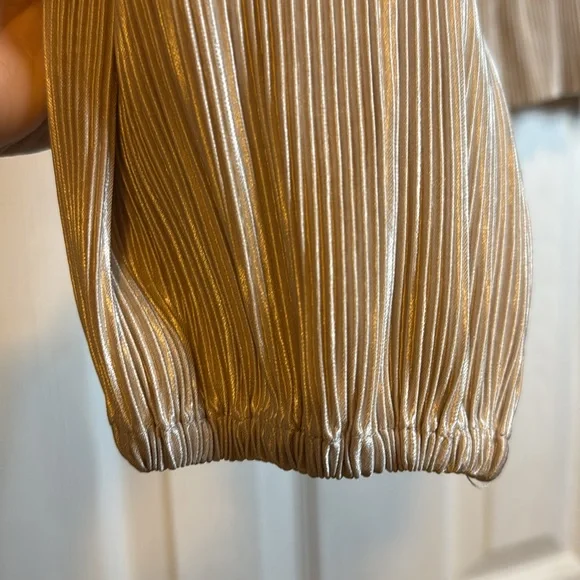 Astr The Label Ziva Pleated Balloon-Sleeve Top, Pearl color - Picture 3 of 7